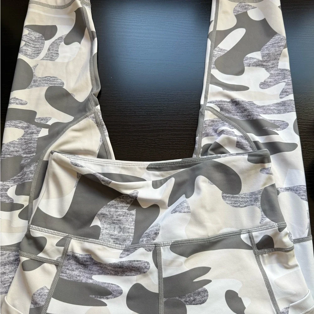 Zyia Active Camo High Rise Leggings 6-8 Athletic Workout - Picture 9 of 9